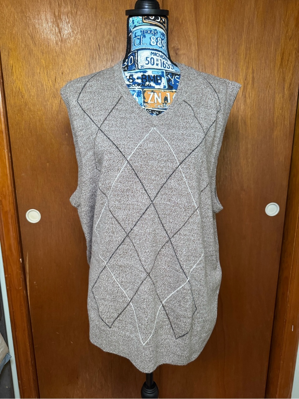 Geoffrey Beene Sleeveless Argyle Knit Sweater Vest in Taupe and Cream, Men’s XL